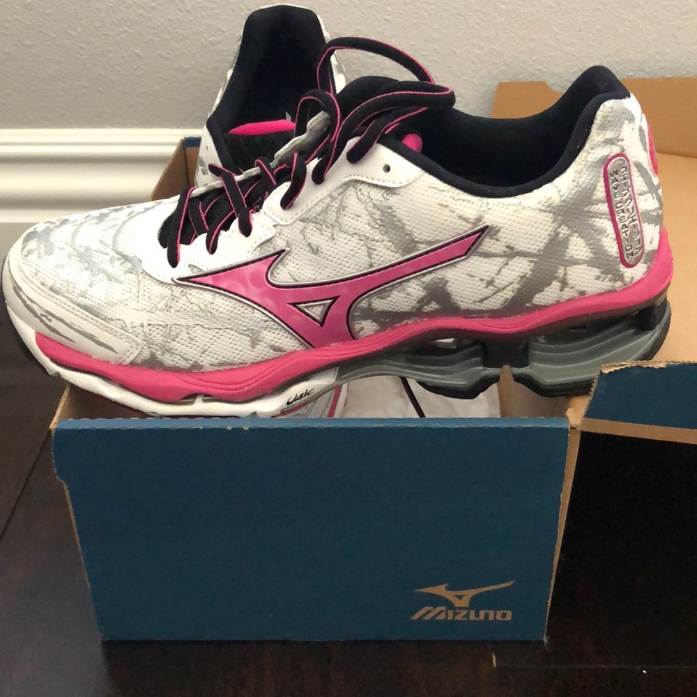 Brand new Mizuno Wave Creation running shoes